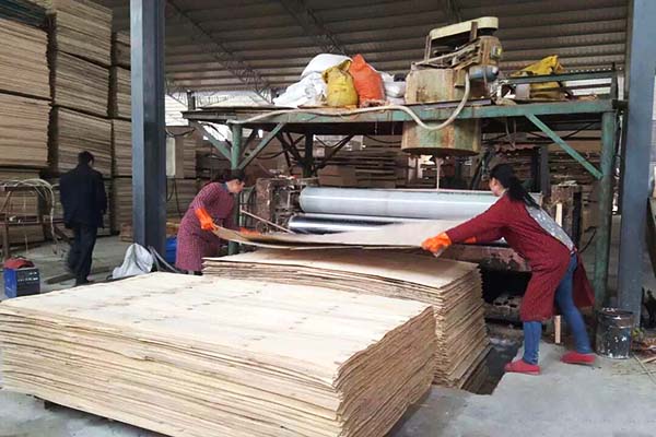 午夜视频APP色站下载工人師傅正在塗膠